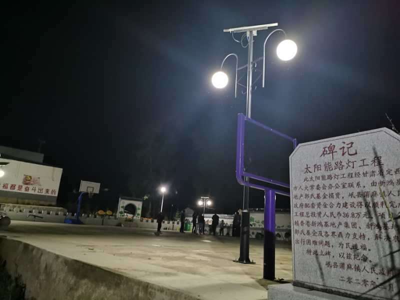 劉家河村的太陽能路燈和碑記